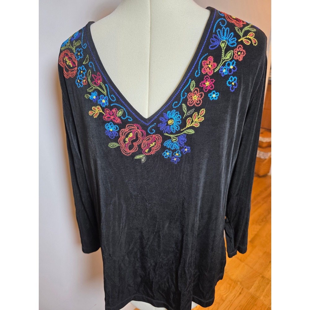 Chicos Travelers Black Floral Embroidered V-Neck Top Boho Classic Size 3 XL